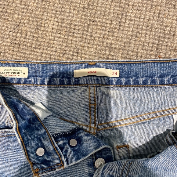 Levi’s Jeans Size 24 Wedgie Fit Ass Rip - Picture 3 of 3
